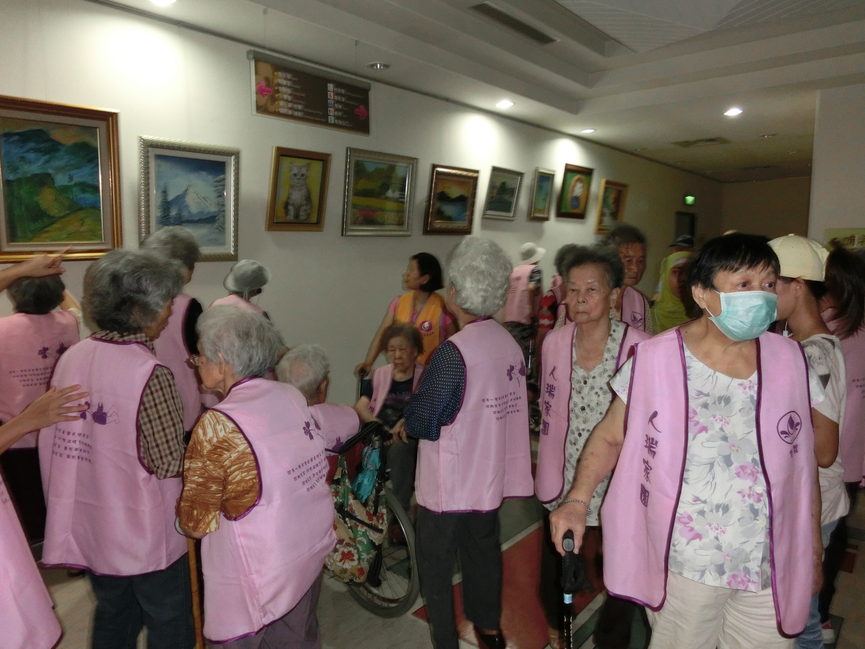 民眾欣賞3樓畫展