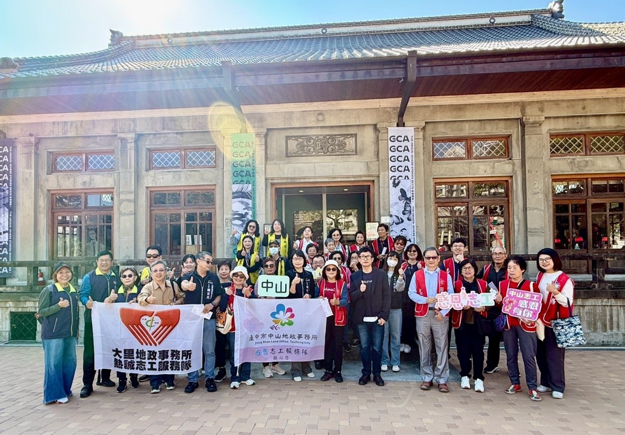 中山所志工們於漫畫博物館合影留念.jpg