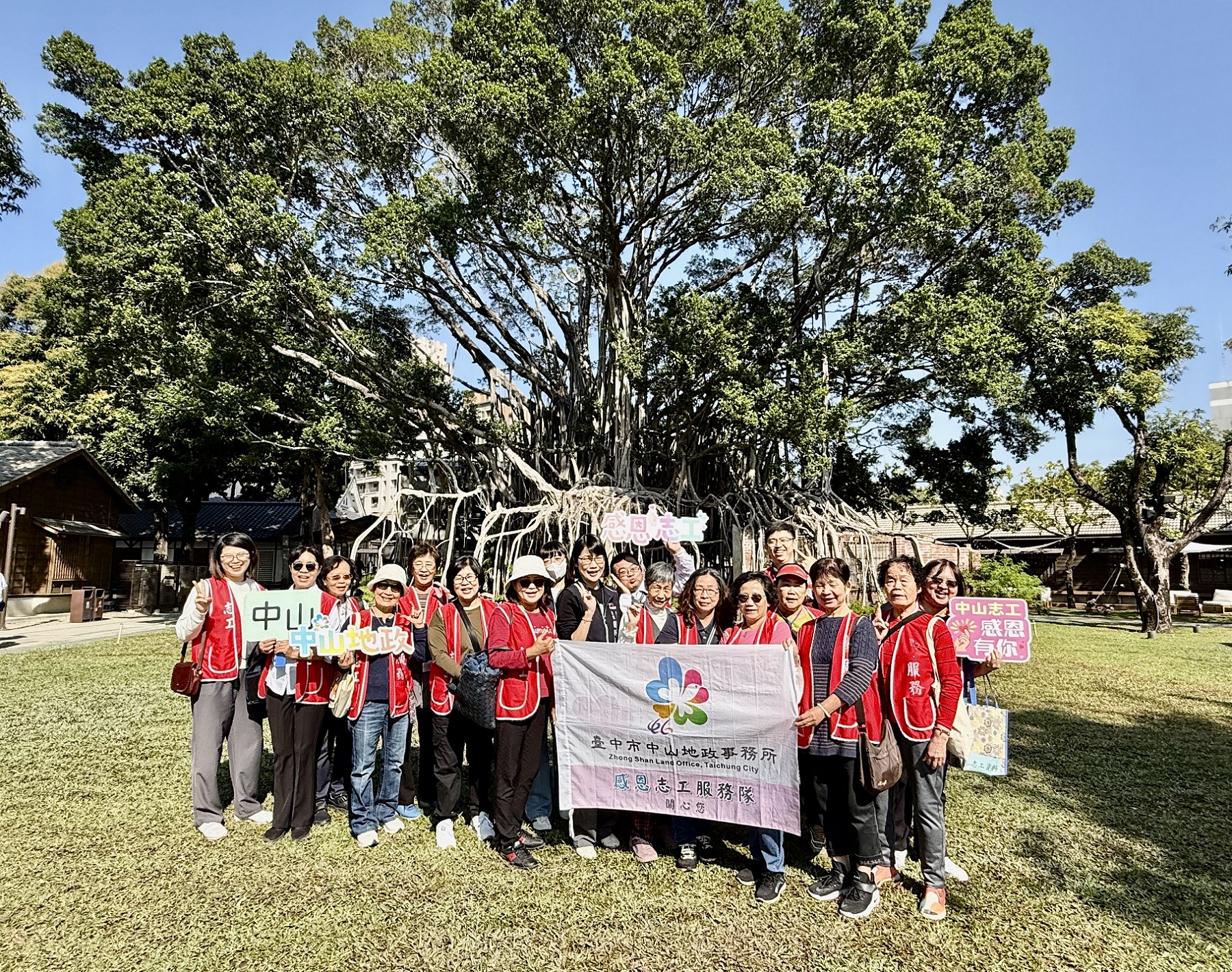 主任與志工們於動漫館大樹下合影留念.jpg