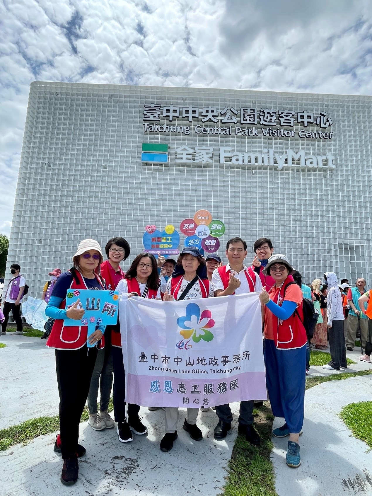 主任與本所志工合照照片
