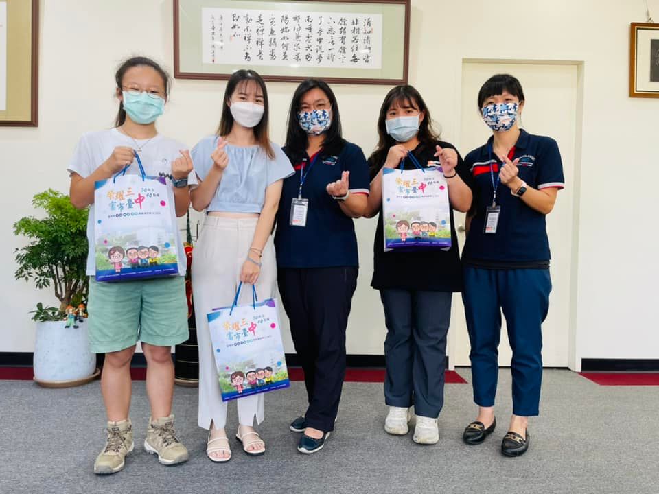 主任贈送紀念品給暑期工讀生