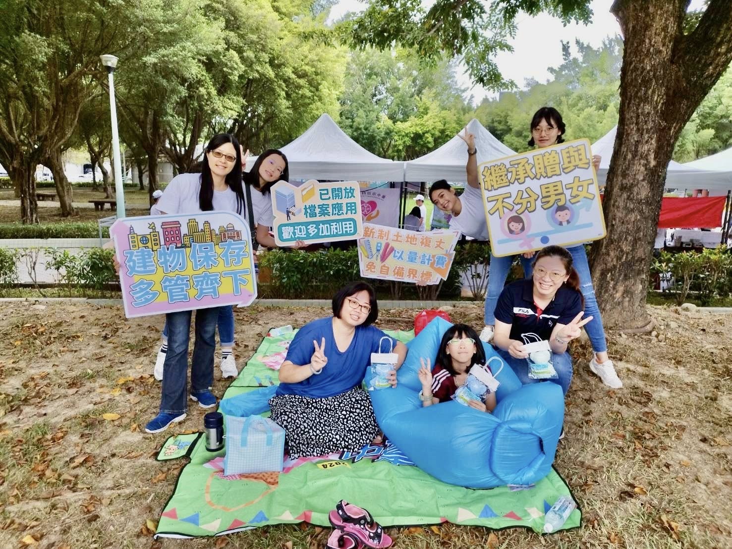 臺中市民野餐日與民眾合影留念4.jpg