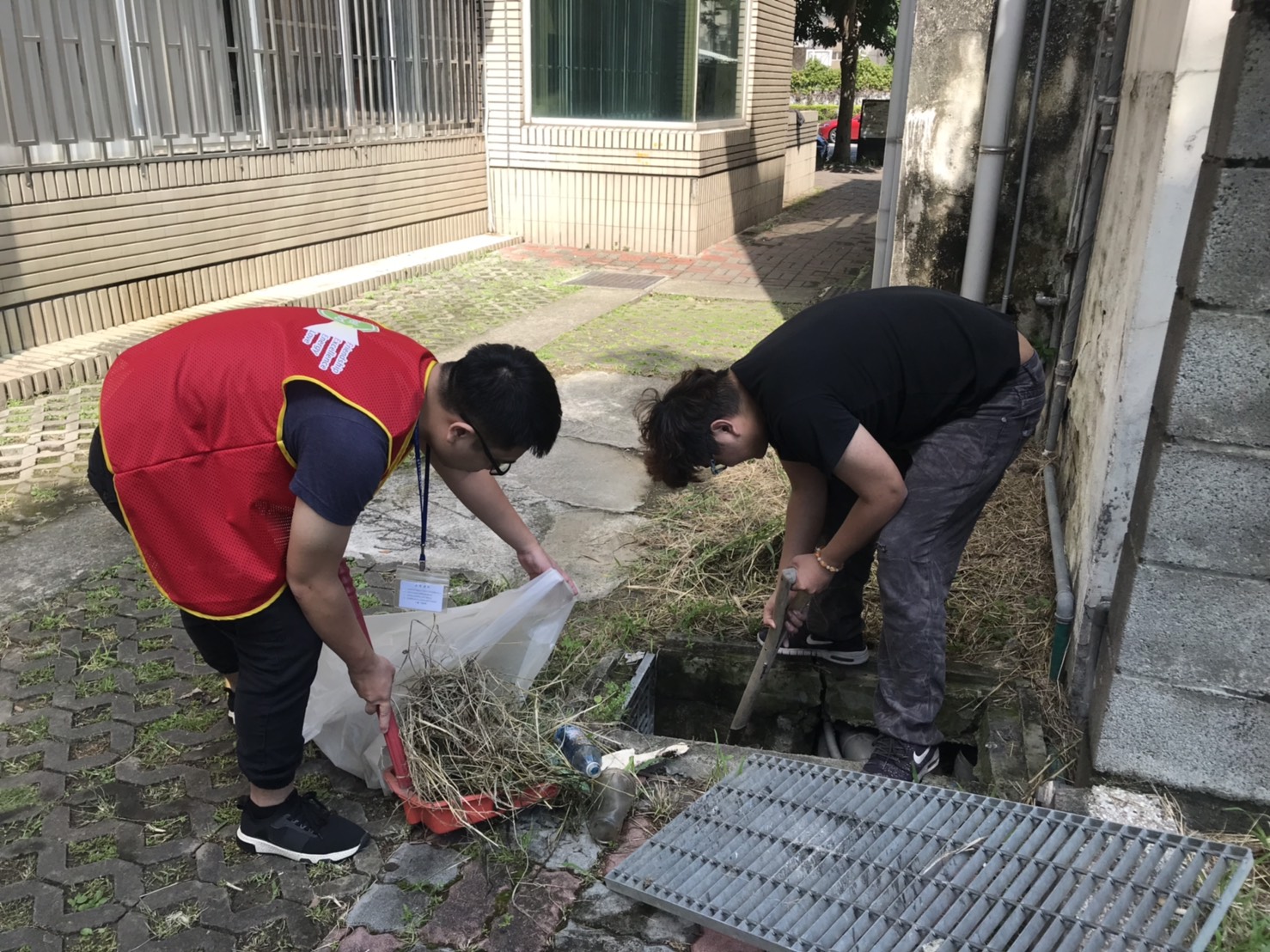 同仁將水溝淤積清理