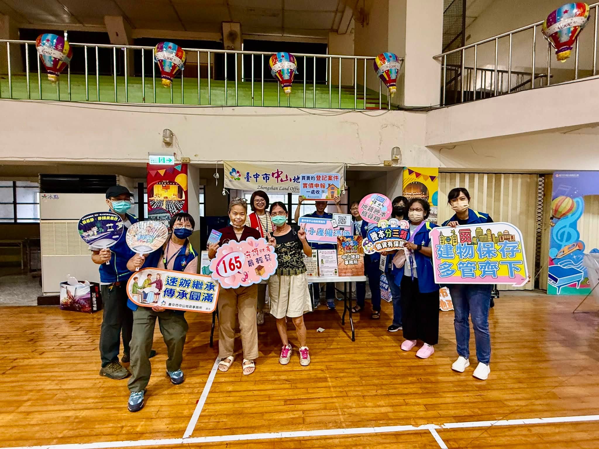 向民眾宣導並合影留念.jpg