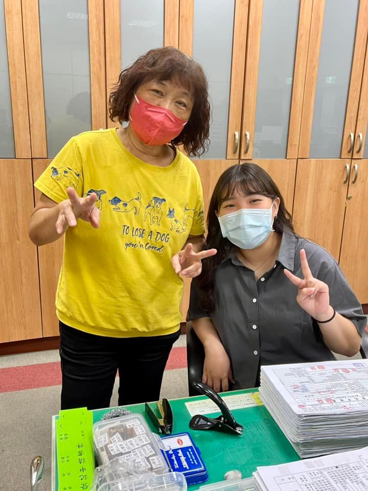 四課檔案室同仁與工讀生留影紀念