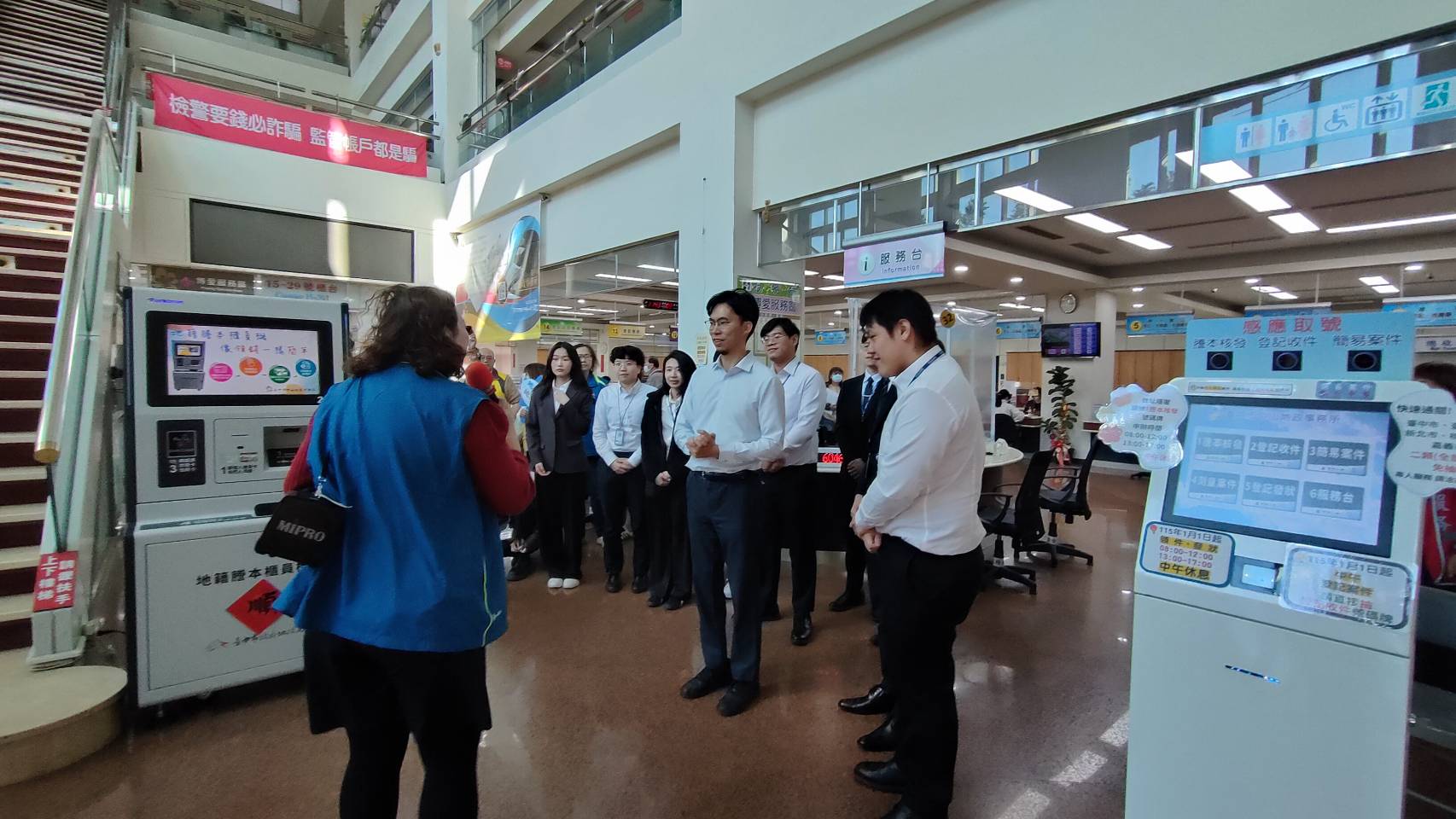 地籍謄本櫃員機向學員介紹.jpg