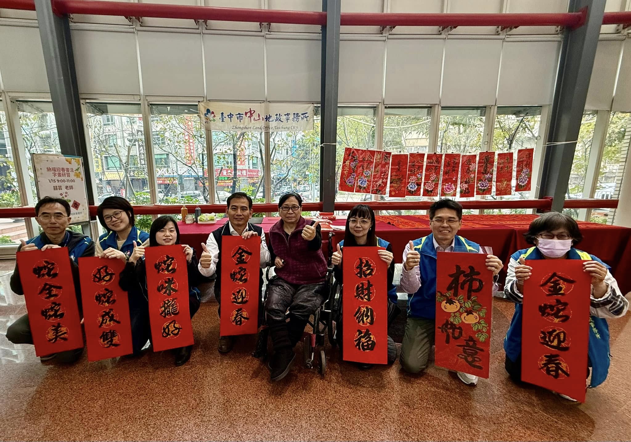 老師、本所主任及各課室主管們合影留念.jpg
