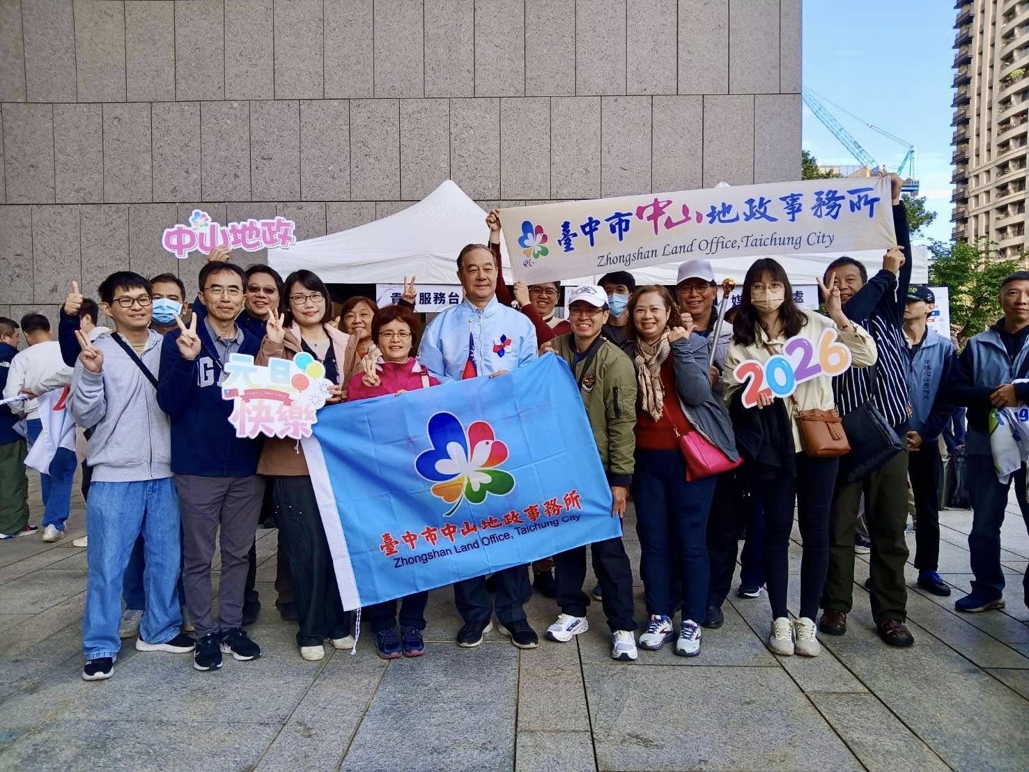 局長、主任與同仁一同參加升旗典禮.jpg