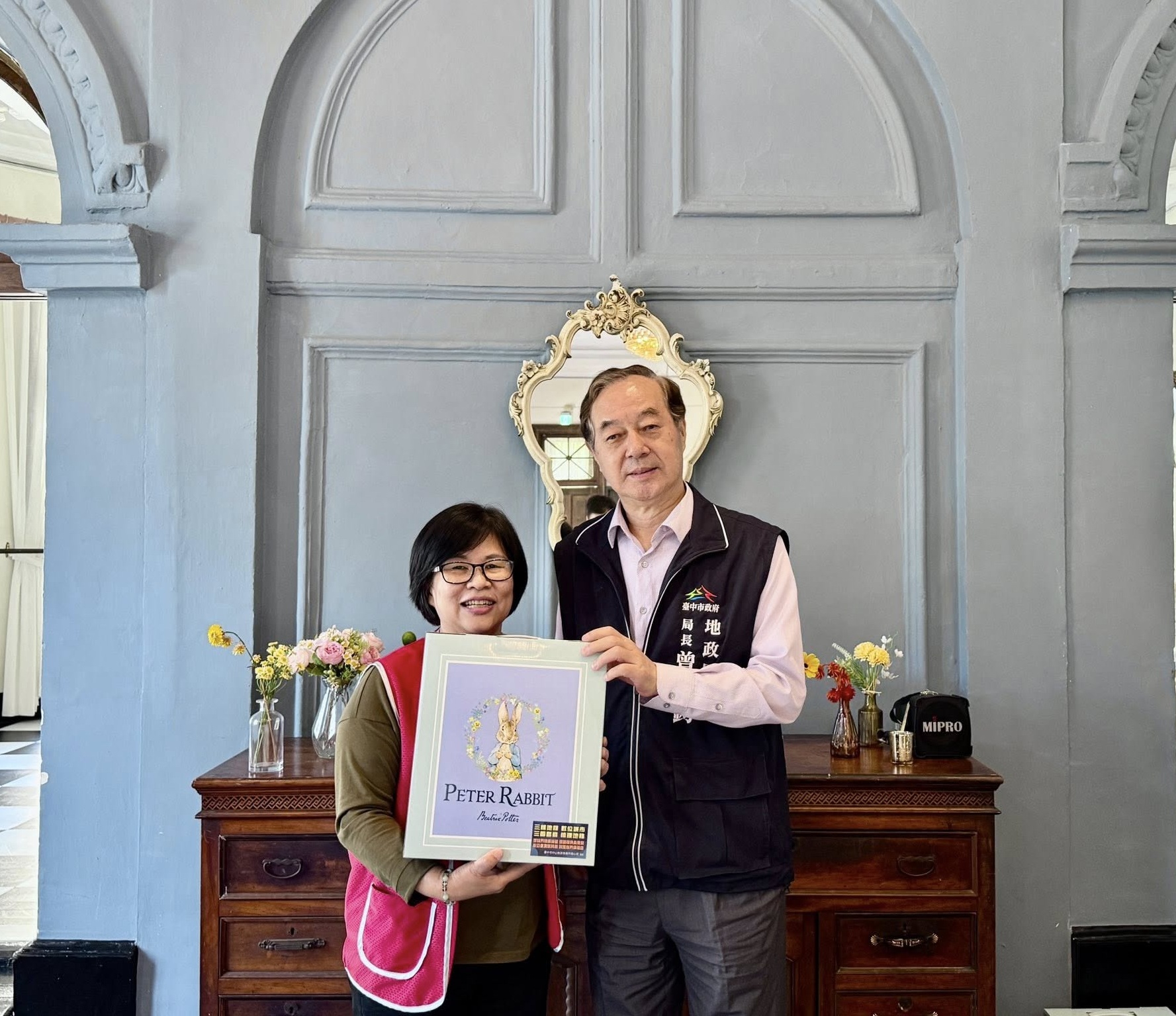 局長與志工大姊合影留念1.jpg