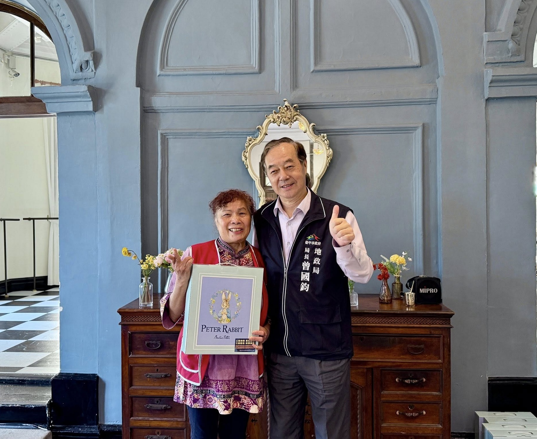 局長與志工大姊於臺中市役所合影1.jpg