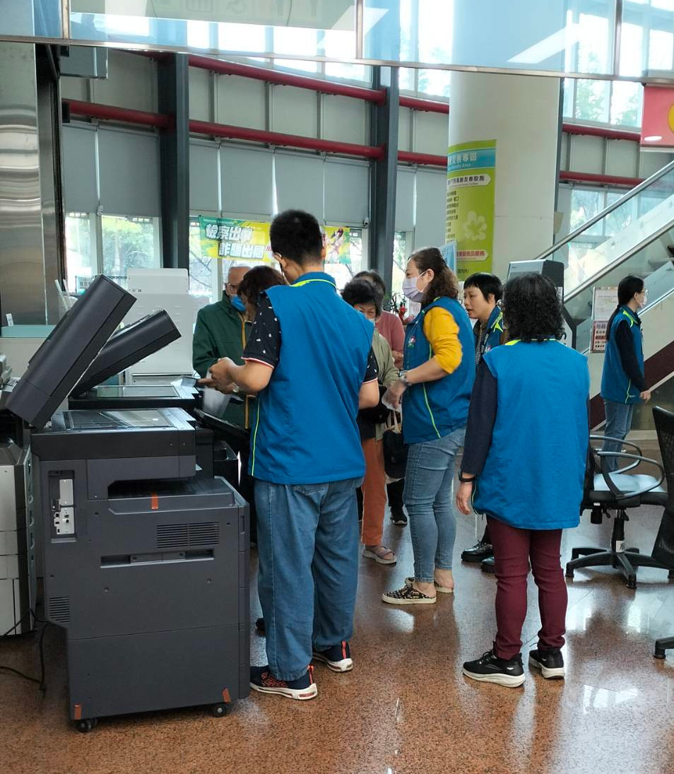 幫民眾影印所需資料.jpg
