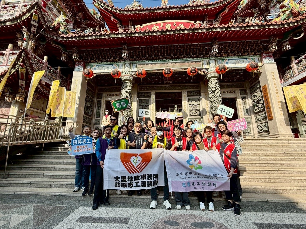 志工們於大里杙福興宮前合影留念.jpg
