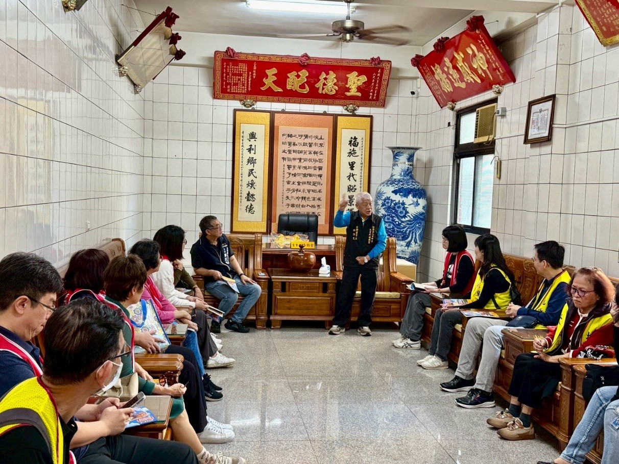 志工圓滿計畫於大里合影留念.jpg