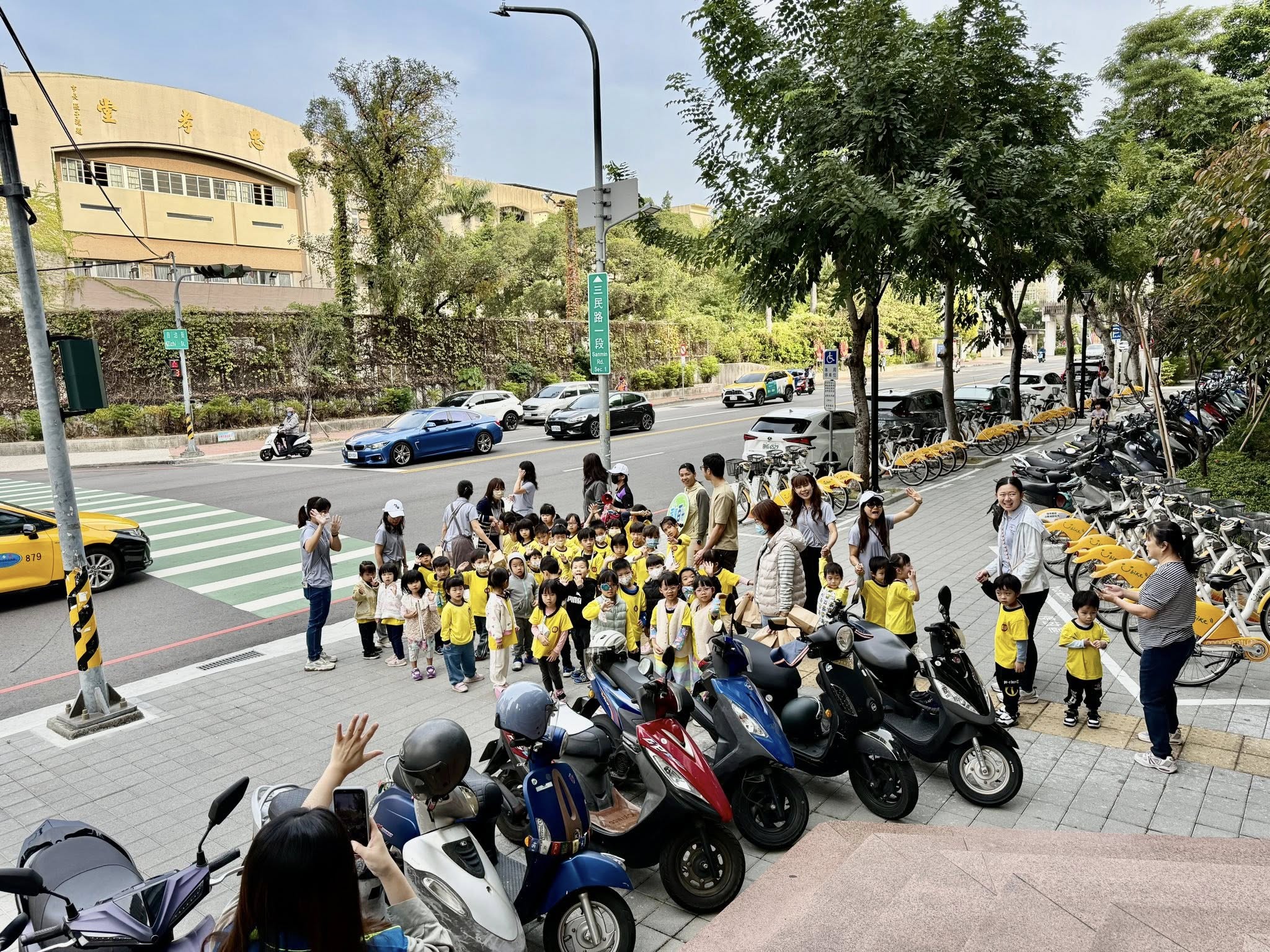 忠孝國小小朋友說再見.jpg