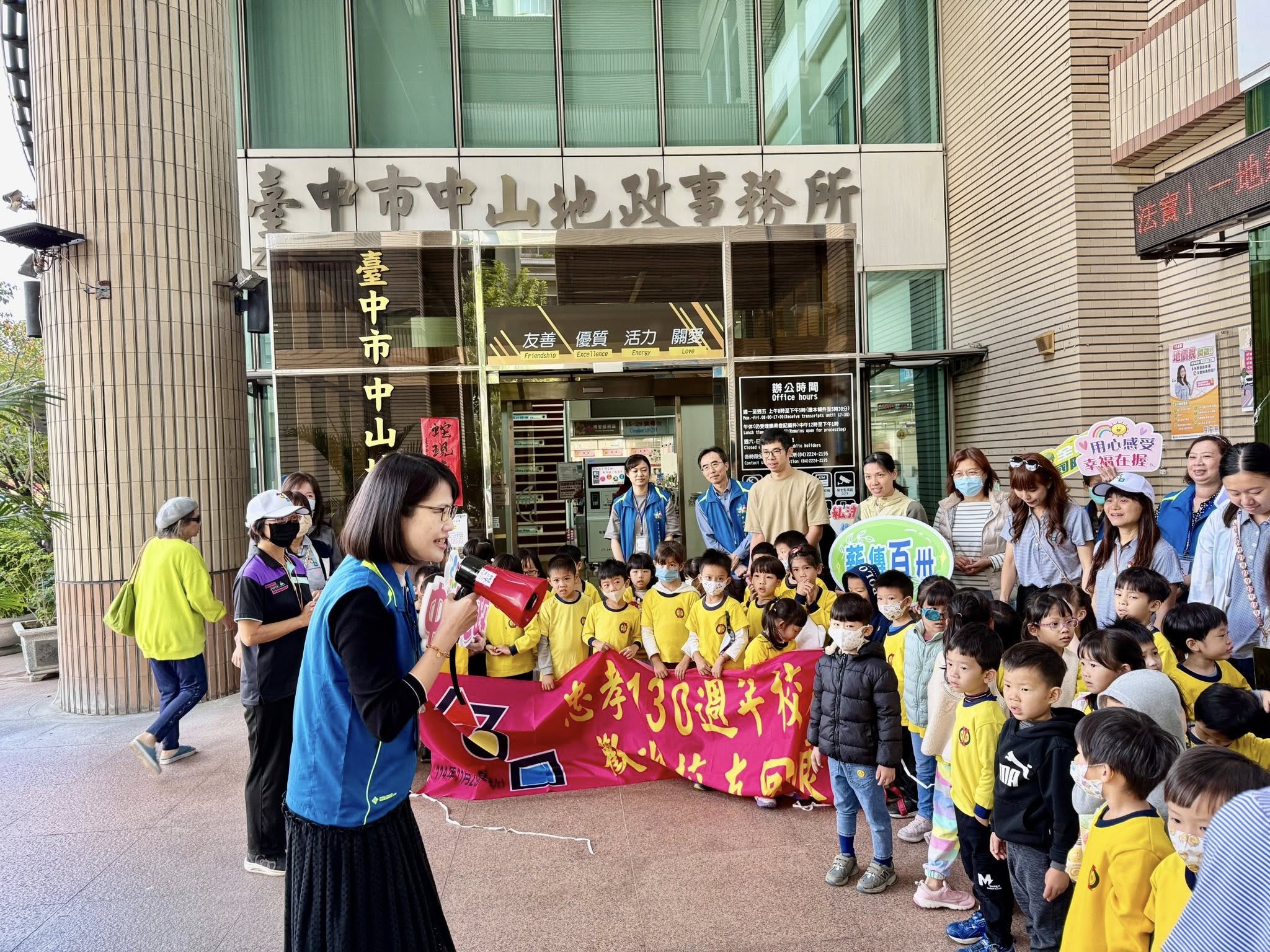 本所主任與小朋友宣導本所業務.jpg