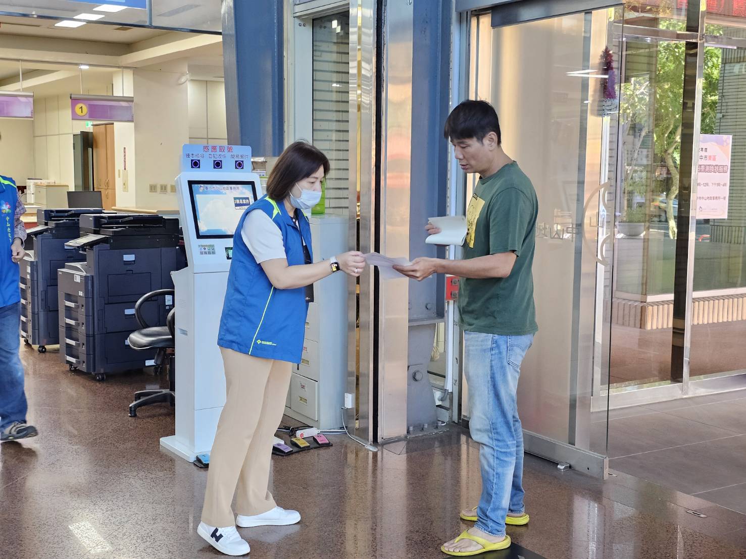 為民眾解答問題