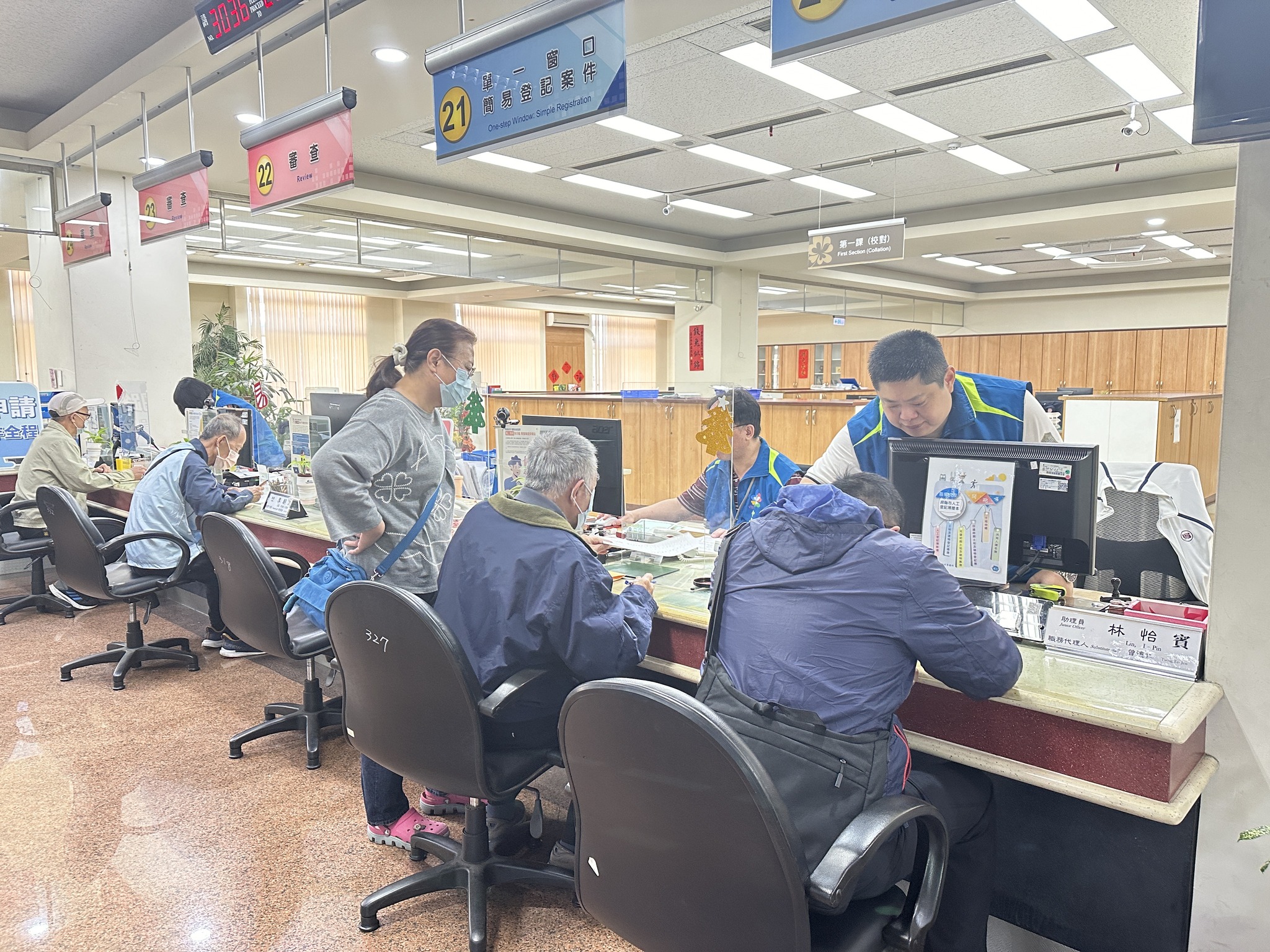 登記櫃台為民眾換狀作業