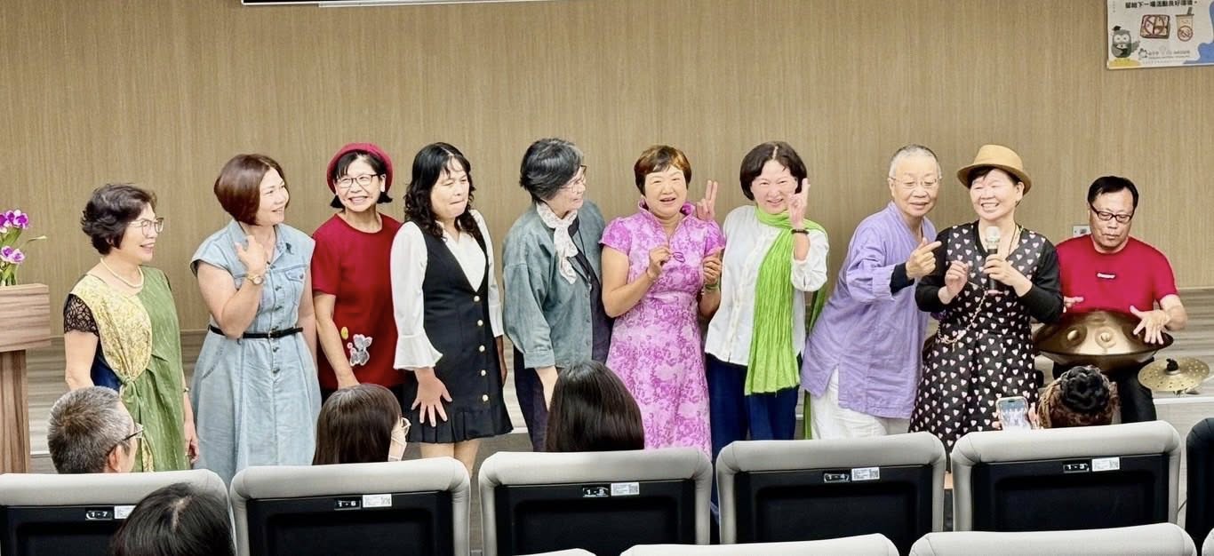 藝術家們合照.jpg